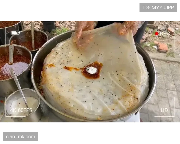 安东尼·约书亚在路边摊吃凉皮，掏出一张厚得能当砖的金卡
